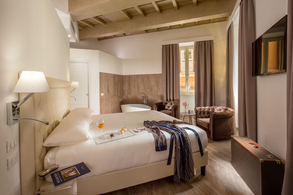 Junior Studio Suite, Bathtub photo 2