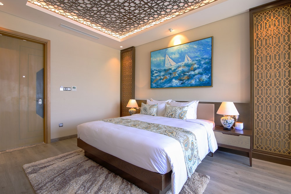 Deluxe Room, 1 King Bed, Non Smoking - Photo 3