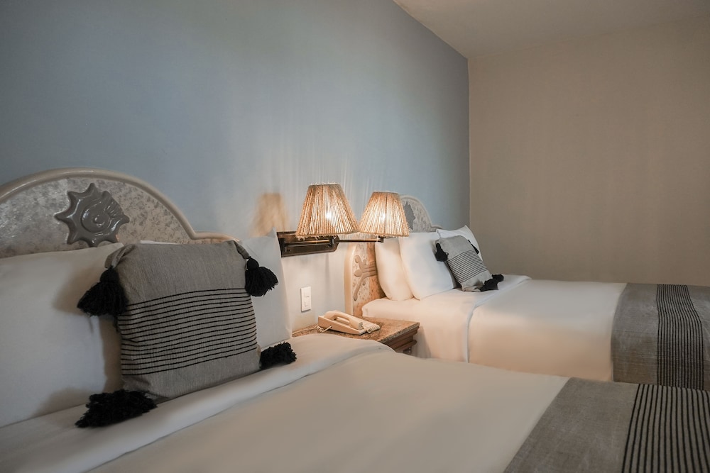 Standard Room, 2 Queen Beds, Garden View photo 2