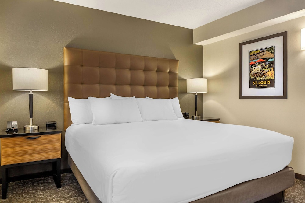 Suite, 1 King Bed with Sofa bed, Accessible, Refrigerator & Microwave (2 Rooms, Tub) - Photo 2