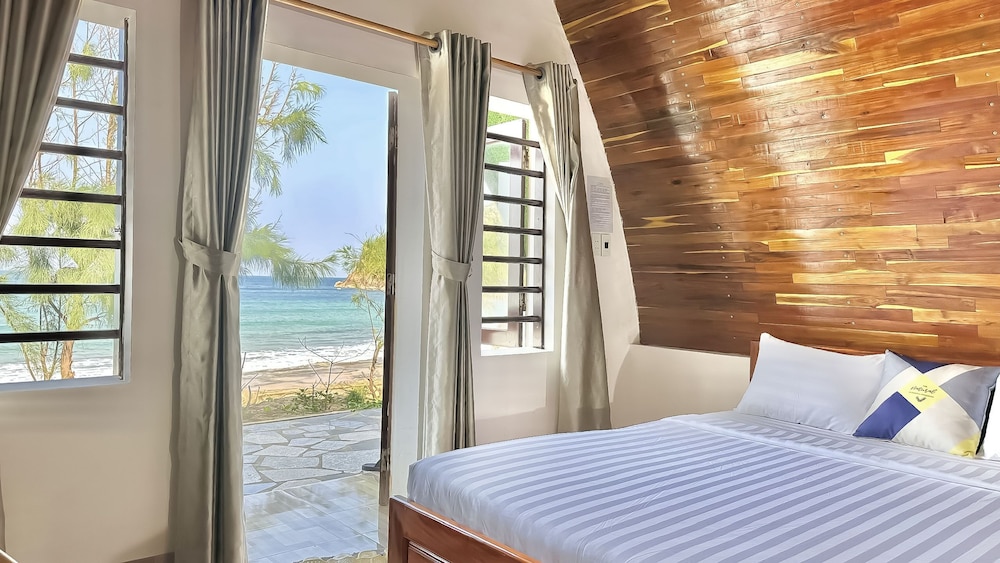 Beachfront Bungalow (4 guests)