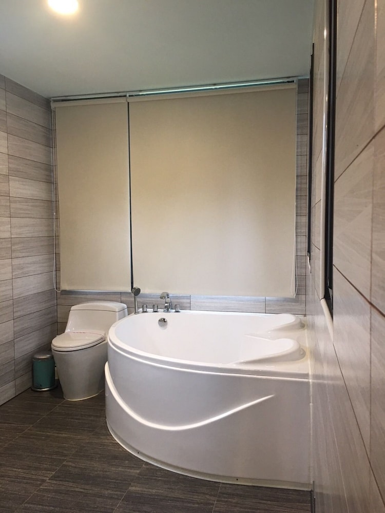 Luxury Double Room, 1 King Bed, Hill View photo 3