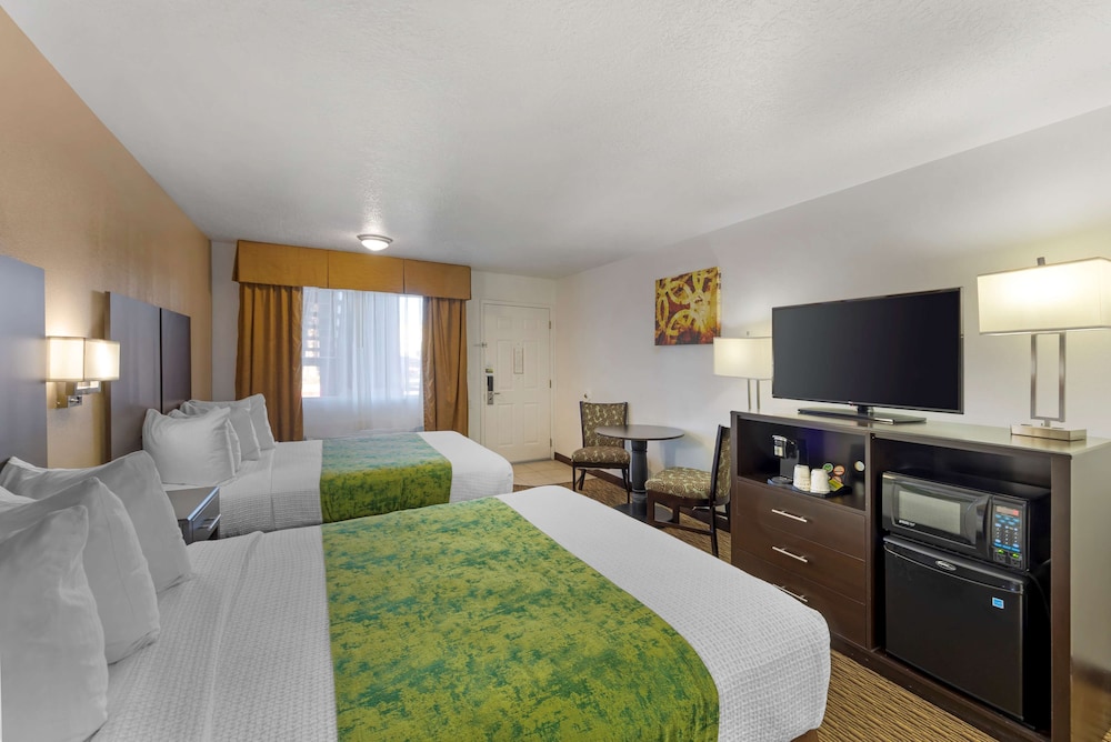 Suite, 2 Queen Beds, Non Smoking, Microwave (with Sofabed) photo 2