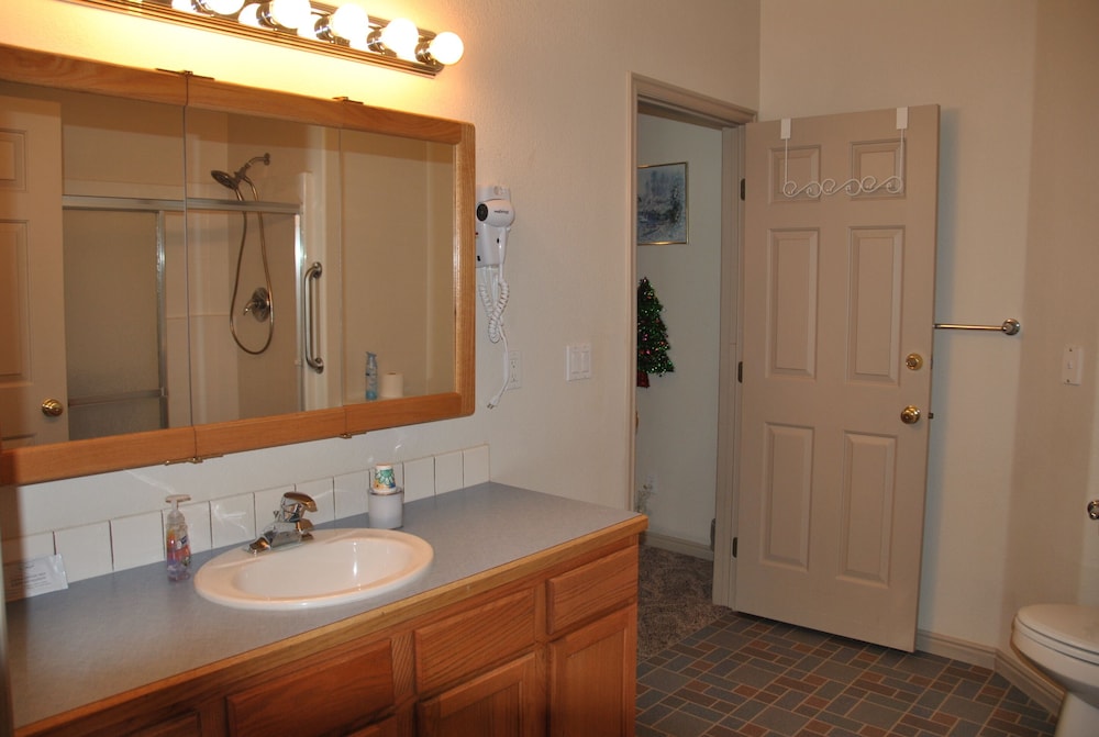 Design Room, 1 Queen Bed, Shared Bathroom, Garden View (G1 - Country Nights) photo 2