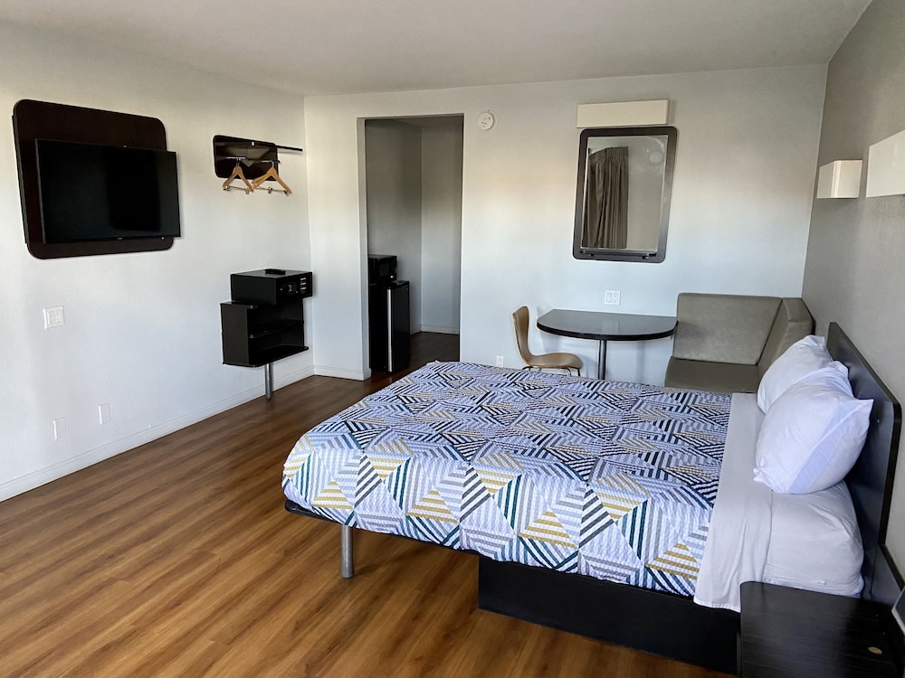 Deluxe Room, 1 Queen Bed, Non Smoking, Refrigerator & Microwave - Photo 2