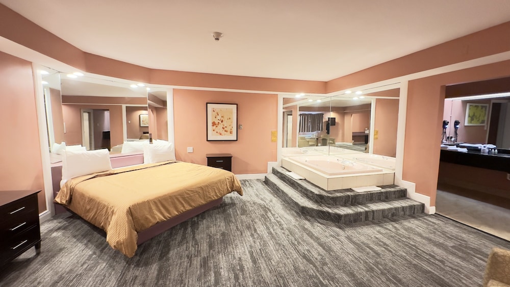 Honeymoon Suite with Hot Tub & Fireplace - Photo 4