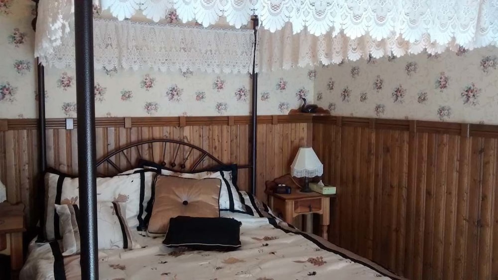#10 Family Suite, 1 Queen and 2 Single Beds, Jetted Tub, Terrace, River View (Émeraude) photo 1