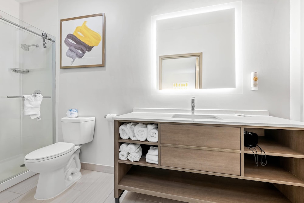 Room, 1 King Bed, Non Smoking (Accessible Bathtub) - Photo 2