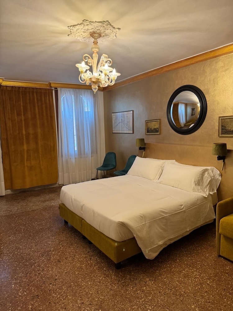 Basic Double Room, Shared Bathroom photo 1