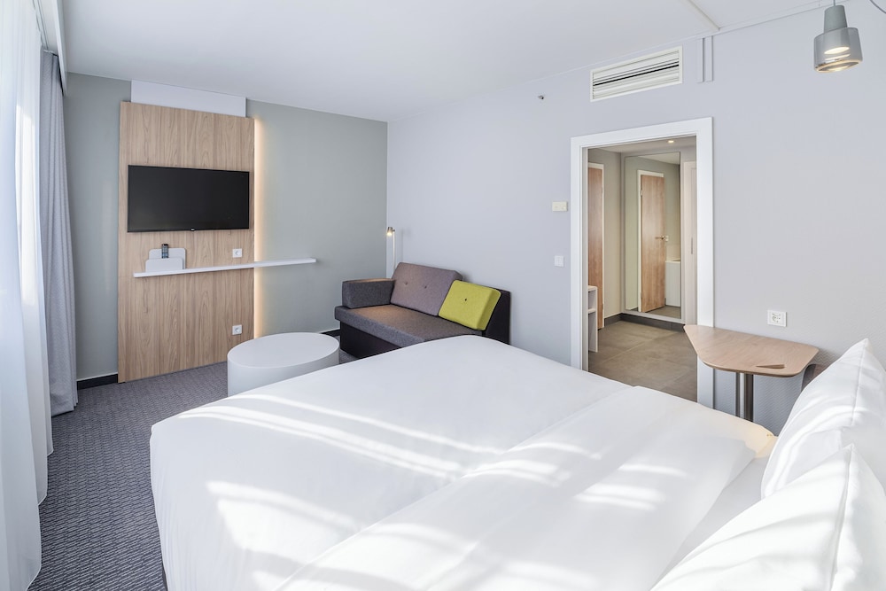 Suite, 2 Bedrooms - Photo 3