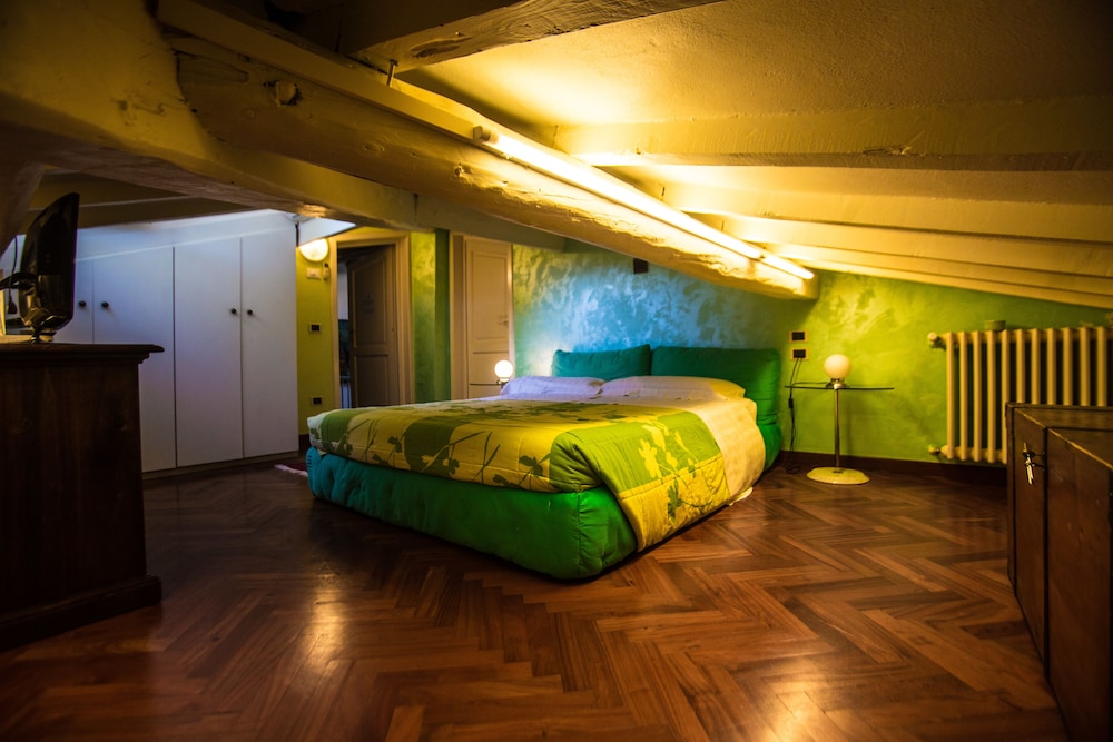 Penthouse (4th Floor NO ELEVATOR) photo 3