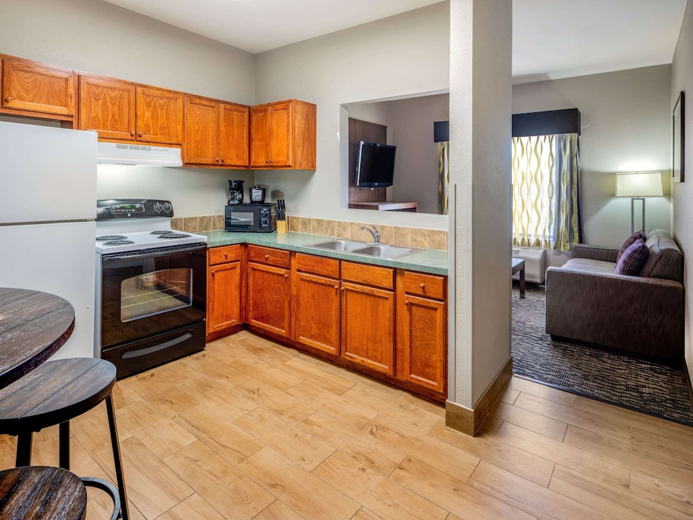 Executive Suite, 1 Bedroom, Non Smoking (Deluxe) - Photo 7