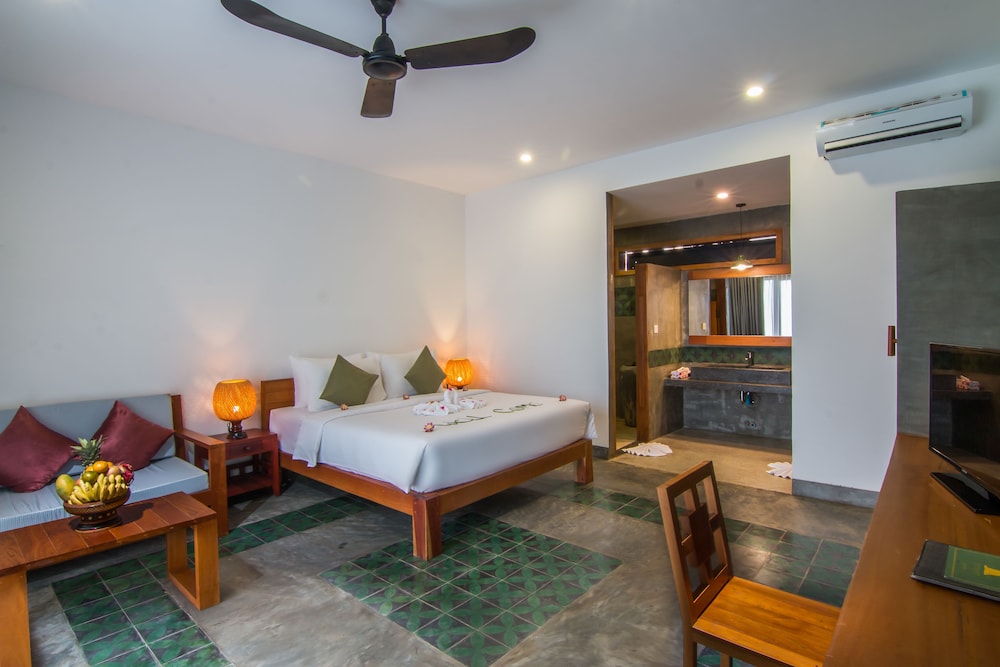 Deluxe Double Room - Free Roundtrip Airport Transfer photo 3
