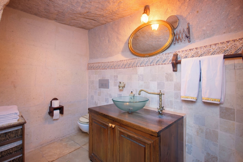 Yellow Honeymoon Suite photo 2