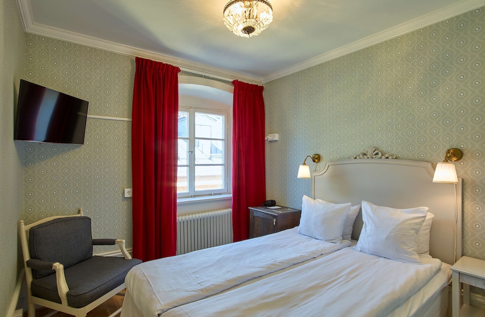 Economy Room, 1 Queen Bed