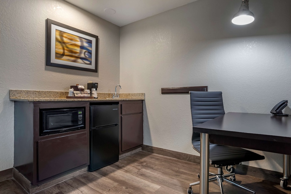 Suite, Multiple Beds, Non Smoking, Refrigerator & Microwave - Photo 4