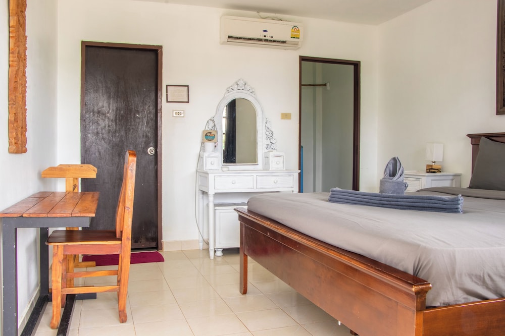 Deluxe room sea view with king bed