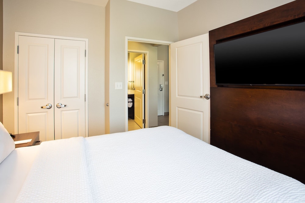 Suite, 2 Bedrooms (Mobility/Hearing Accessible, Tub) photo 2