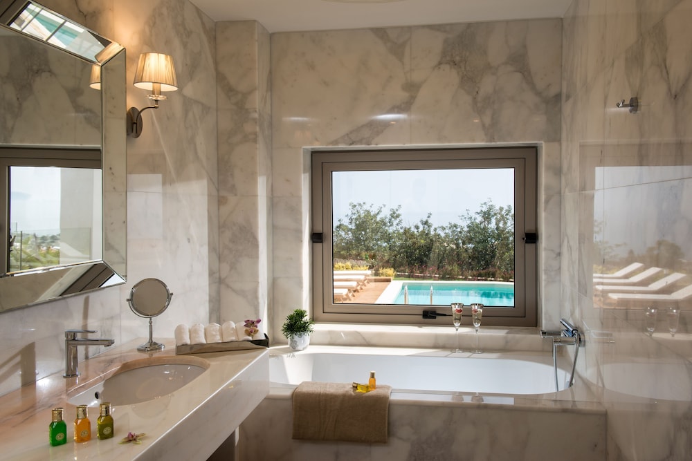 Luxury Heated Pool Suite photo 2