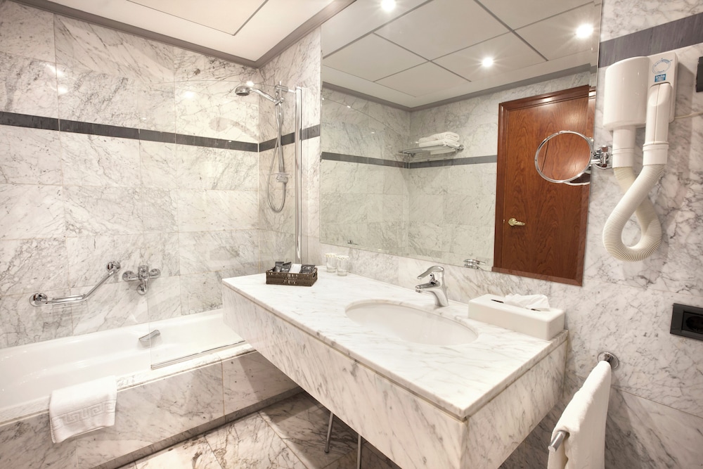 Business Double Room, Multiple Beds, Private Bathroom, City View - Photo 6
