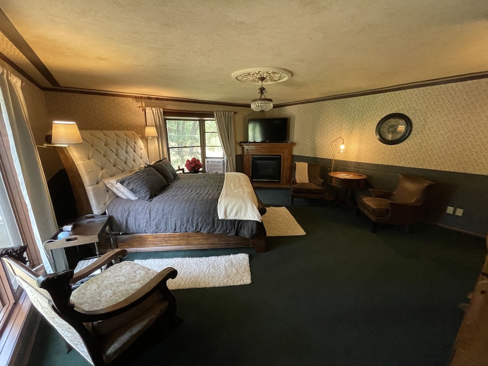 Grand Suite, 1 King Bed, Jetted Tub, Ground Floor photo 2