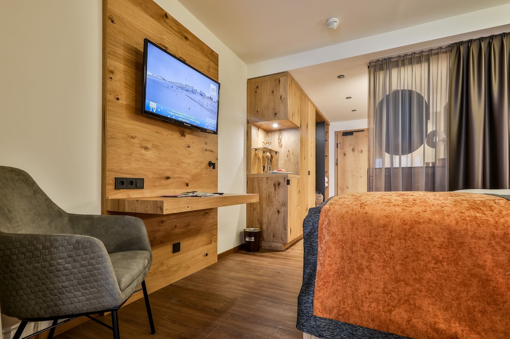 Deluxe Double Room, Balcony, Mountain View