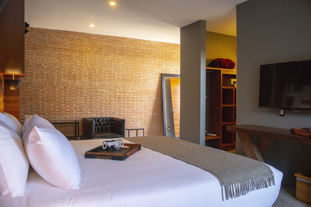Deluxe Room, 1 King Bed photo 3