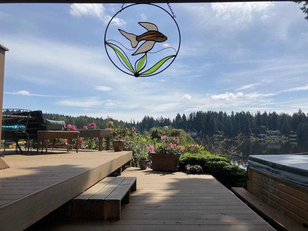 Suite, 1 Bedroom, Hot Tub, Lake View (Lakeside Bedroom Suite)