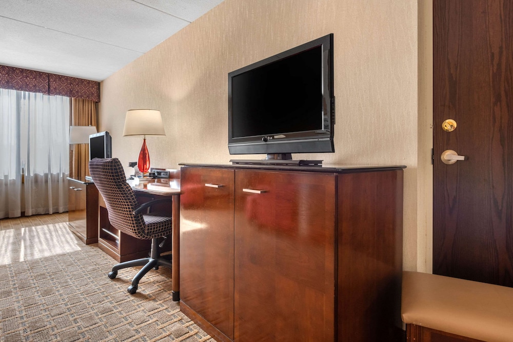 Room, 1 King Bed, Non Smoking (Upgrade) - Photo 2