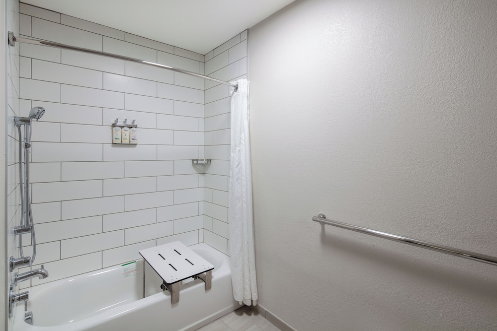 Standard Room, 1 King Bed, Accessible (Communications, Accessible Tub) - Photo 2