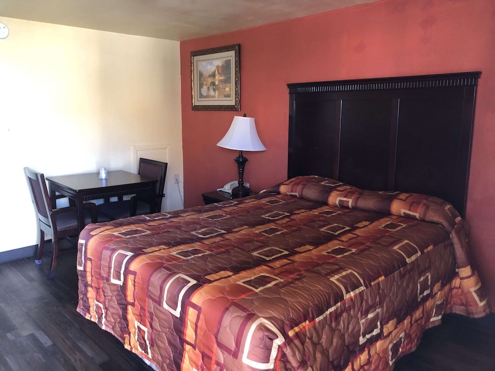 Standard Room, 1 Queen Bed, Non Smoking photo 3