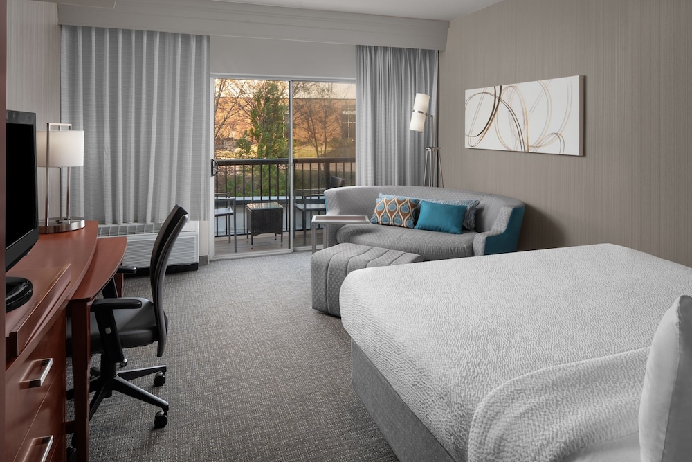 Room, 1 King Bed with Sofa bed, Balcony - Photo 7