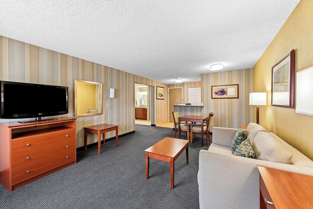 Suite, 1 King Bed, Non Smoking, Refrigerator & Microwave (Living Room)