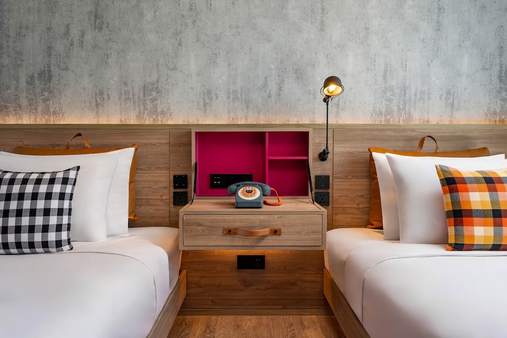 Room, 2 Twin Beds, City View