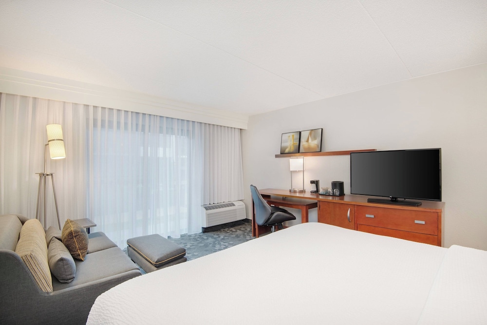 Room, 1 King Bed, Courtyard View (Balcony) - Photo 1