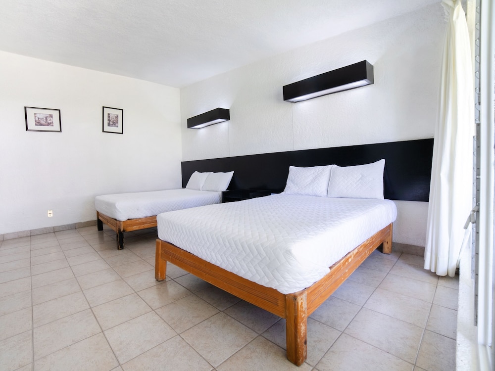 Standard Room, 2 Queen Beds photo 2