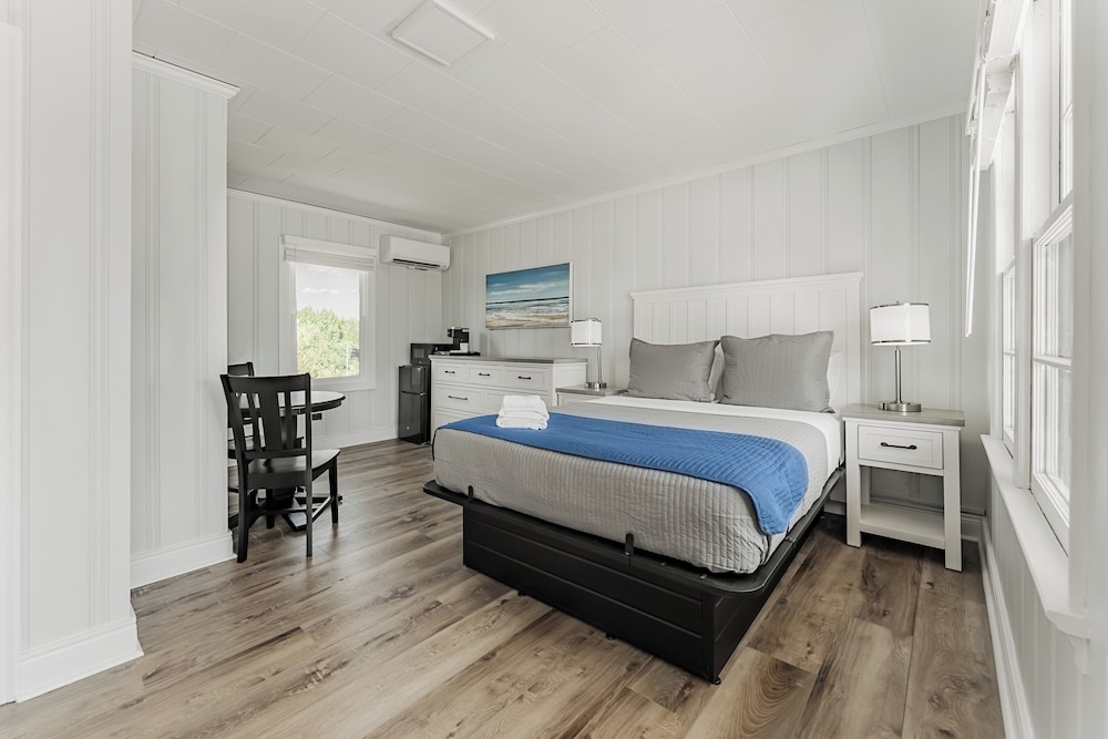 Ocean Side room, 1 Queen bed, Steps from the beach