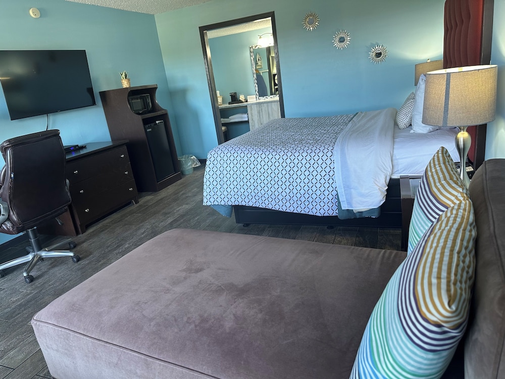 Standard Room, 1 King Bed - Photo 5