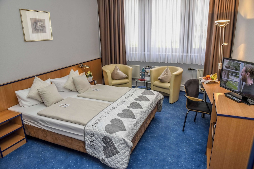 Standard Room, 1 Queen Bed - Photo 1