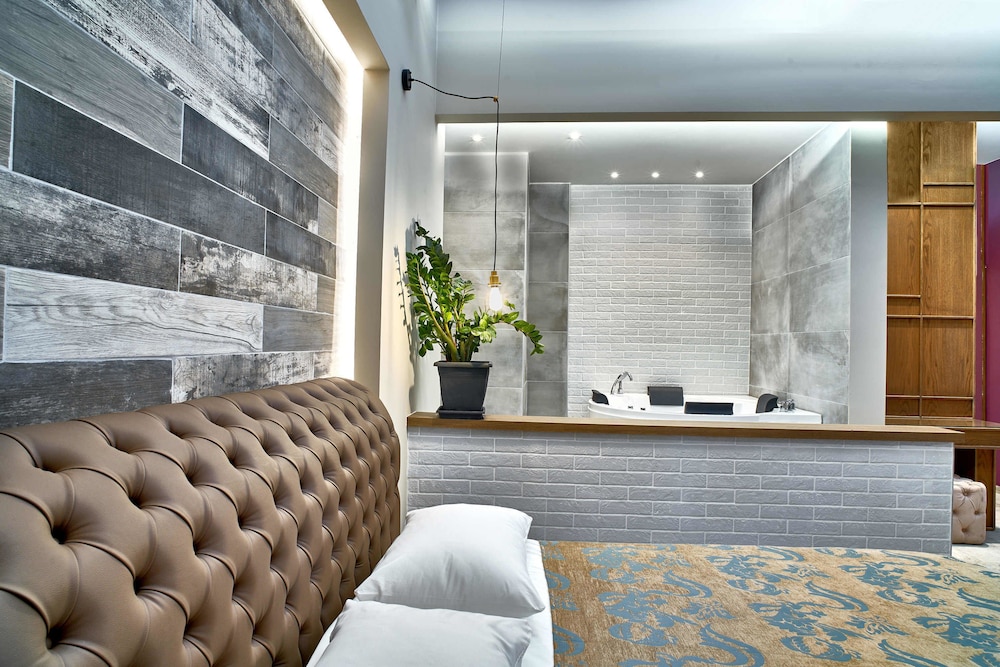 Deluxe Studio Suite, Hot Tub