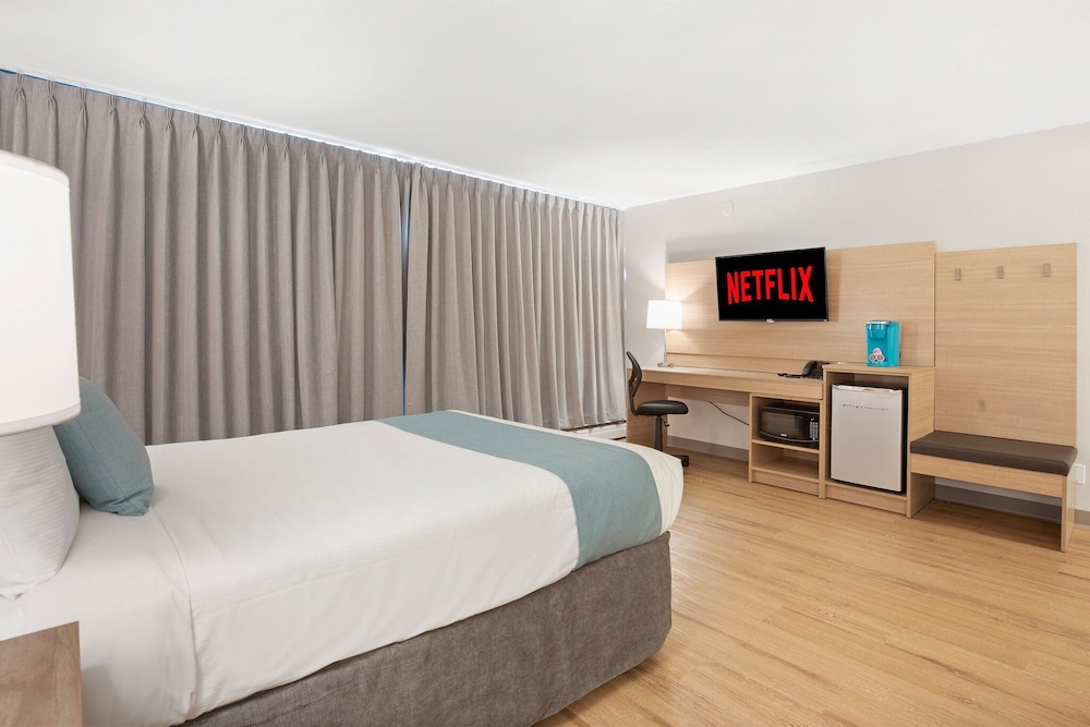 Standard Room, 1 Queen Bed, Balcony, Partial Ocean View - Photo 4