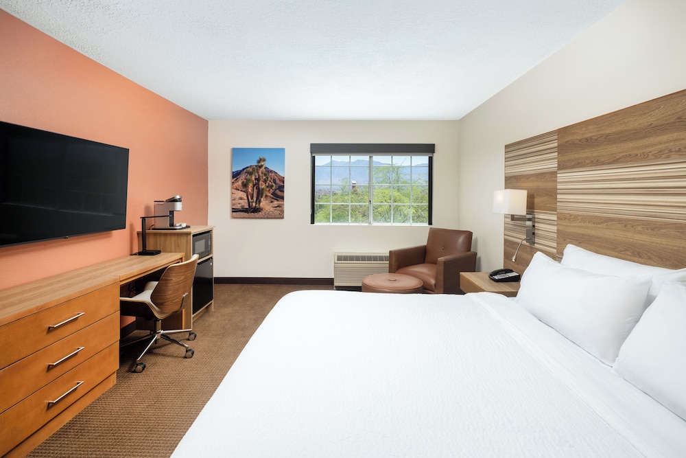 Standard Room, 1 King Bed, Roll-in Shower (Communications, Mobility Access)