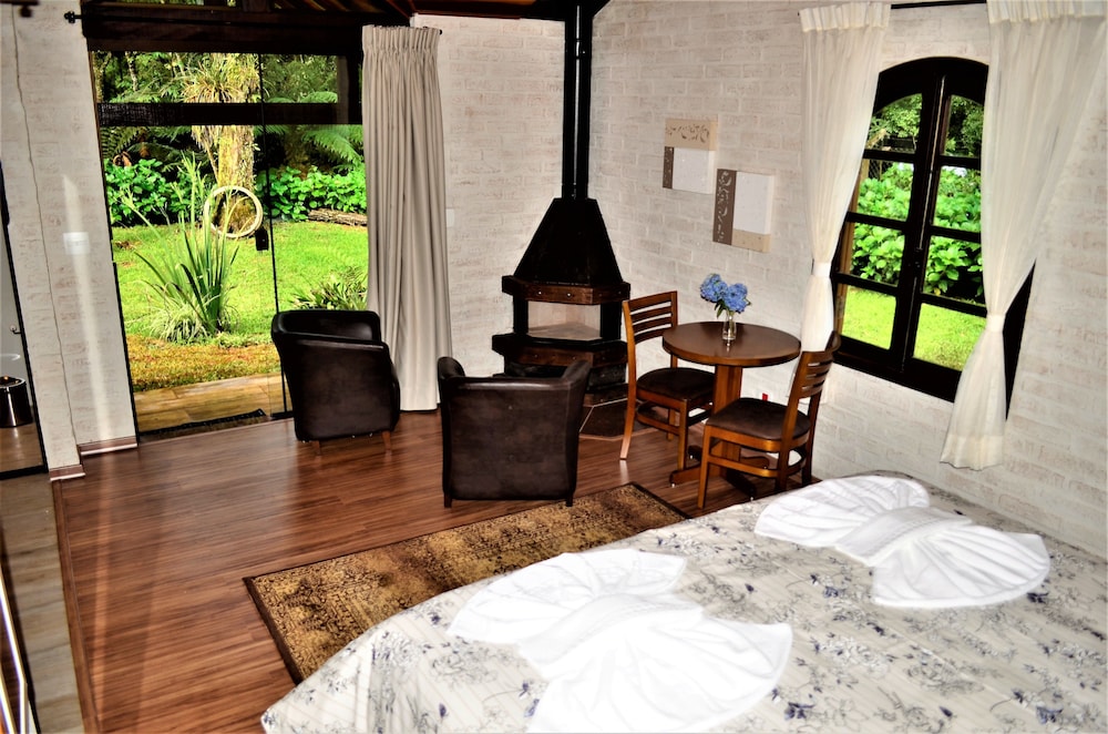 Design Suite, 1 King Bed, Jetted Tub, Garden Area photo 3