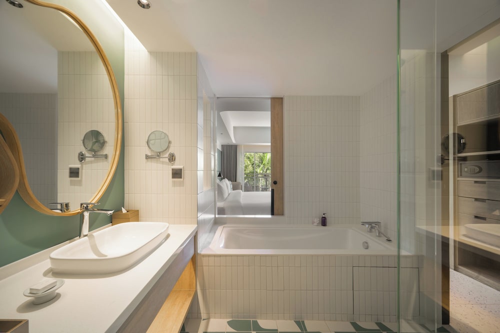 Premium Room, 1 King Bed, Pool View (Deluxe) - Photo 6