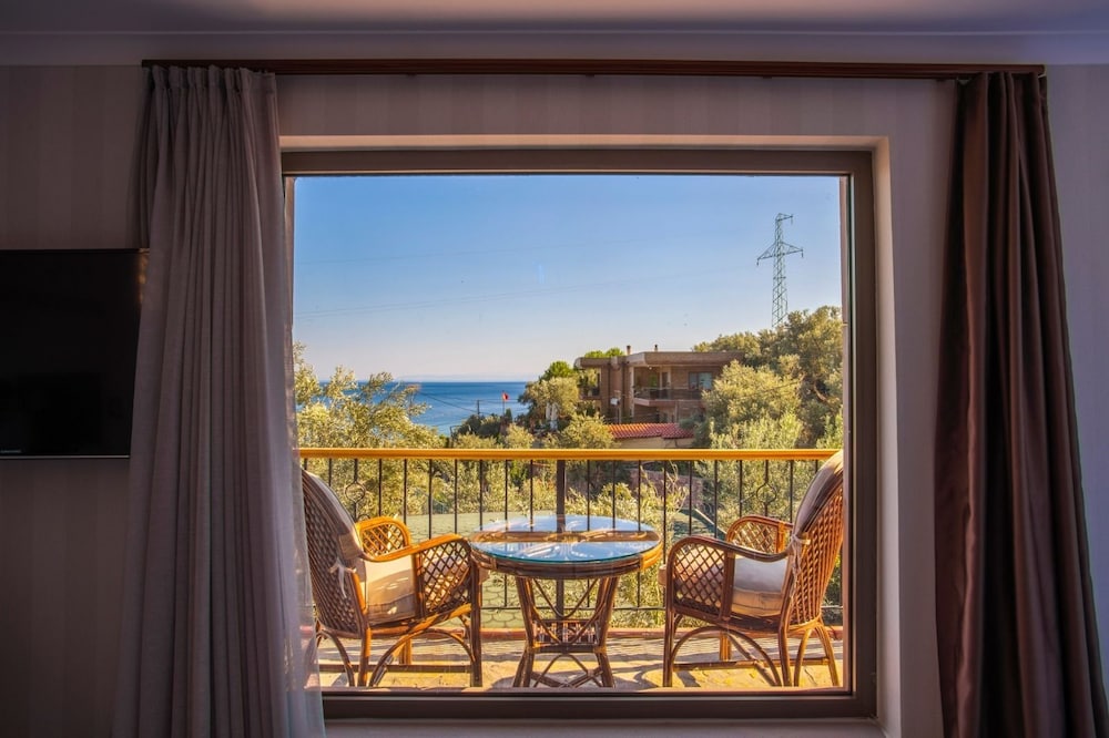 Deluxe Double Room, 1 Double Bed, Jetted Tub, Sea View photo 3