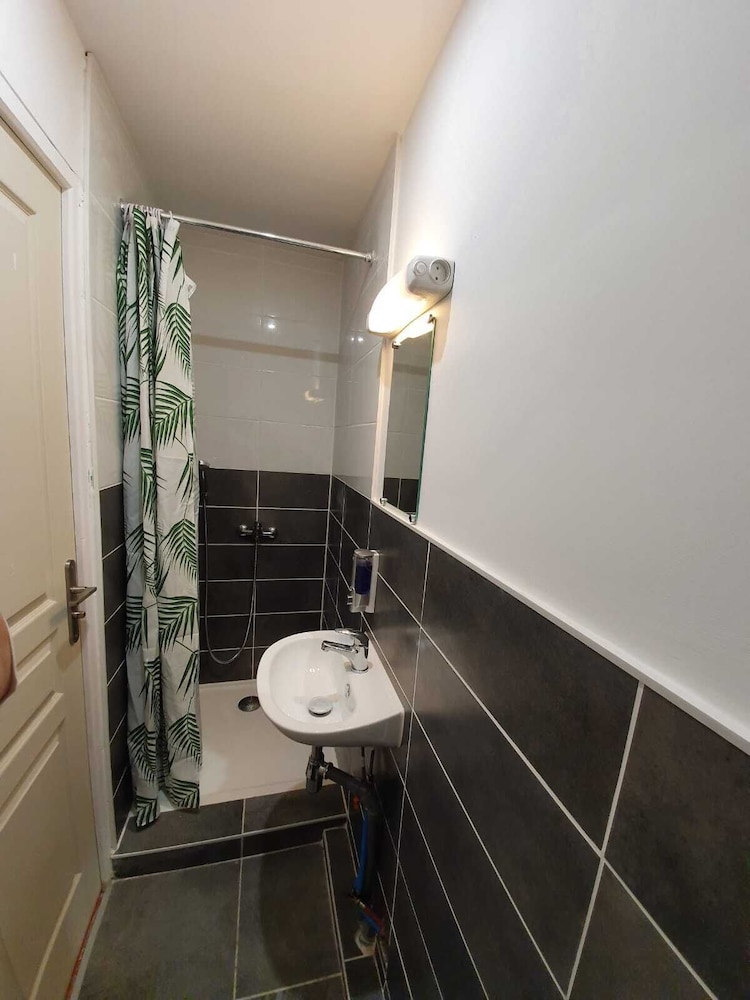 Economy Quadruple Room, Private Bathroom photo 2