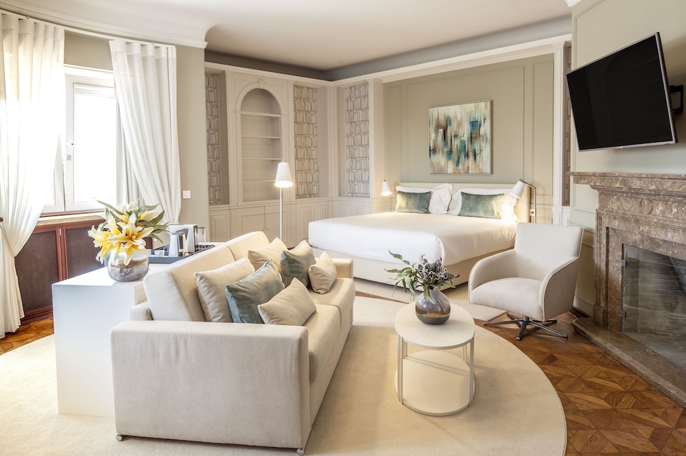 Superior Suite, Balcony, City View - Photo 1