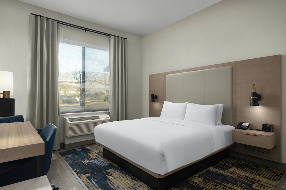 Standard Room, 1 King Bed, Mountain View photo 1