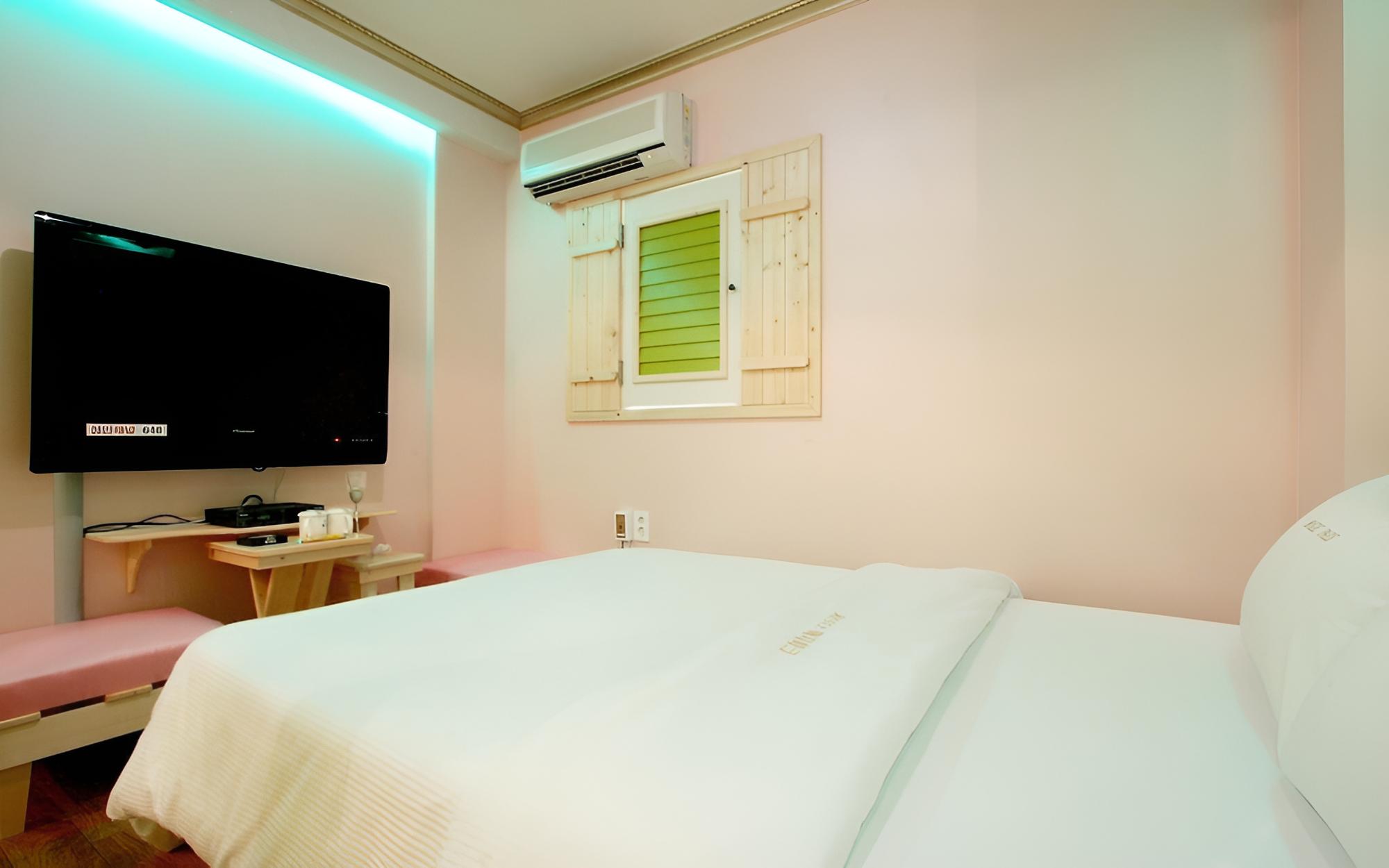 Room (Standard Room) - Photo 4