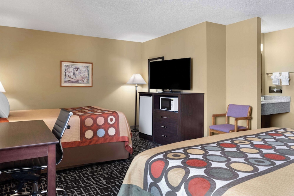 Room, Multiple Beds, Microwave - Photo 1
